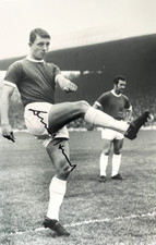 DAVID HERD - MANCHESTER UNITED FOOTBALLER -  EXCELLENT SIGNED PHOTOGRAPH