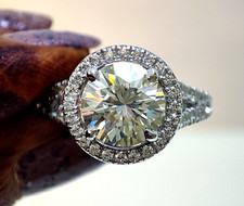 Anello da Sposa Split Shank 2 Ct Taglio Tondo Moissanite Bianca Halo Set Argento Art Deco