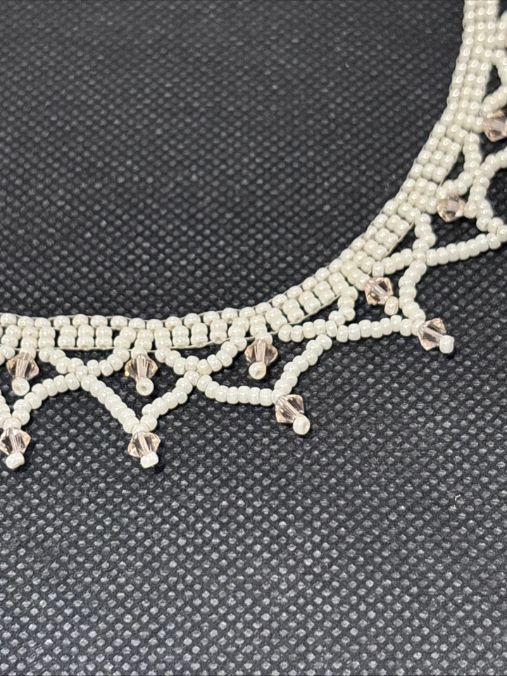 Colar Vintage Tecido Branco Semente Frisado com Cristais Rosa Renda Recortada Elegante - Imagem 2 de 4