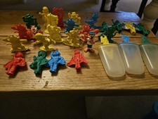 KELLOGG'S - JOB LOT OF PLASTIC CEREAL PREMIUMS. 80's/90's.
