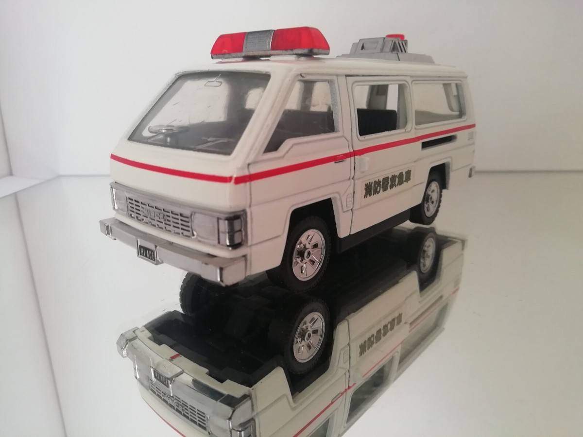 Yonezawa Toys Toyota Crown Ambulance箱付き DIAPET YONEZAWA 122 TOYOTA HIACE AMBULANCE SCALE 1:35 JAPAN
