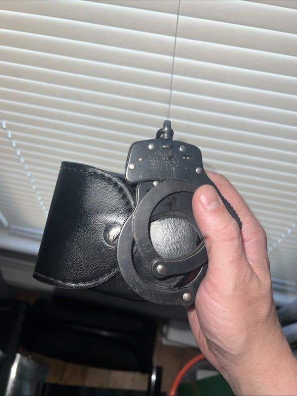 Safariland 90 Leather Handcuff Holster + S&W m-100 Handcuffs Black