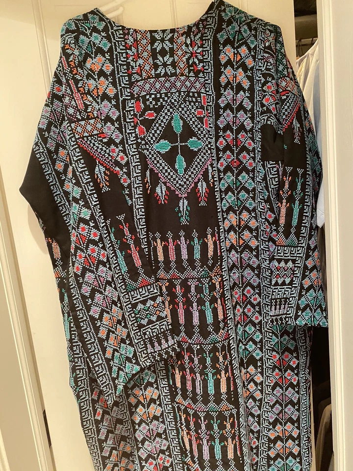 Hermoso caftán bordado a mano (delantero y trasero) hecho en Petra, Jordania. Foto 3 de 3