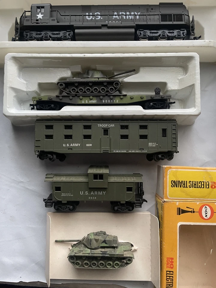 AHM HO SCALE US ARMY DIESELLOK C628 89001 SELTEN PLUS WAGEN UND BEGLEITWAGEN