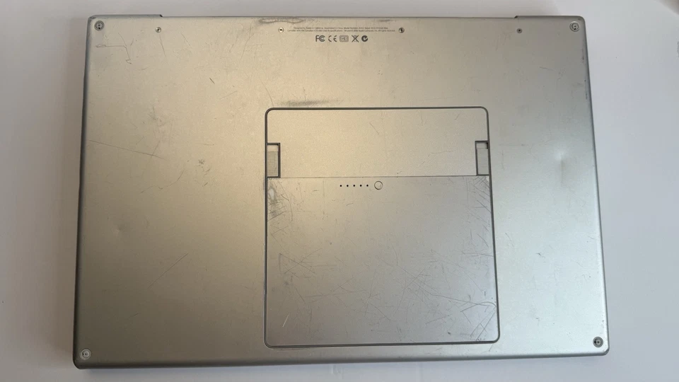 Apple MacBook Pro 17” A1212 (2006) Vintage Laptop – For Parts or Repair - Image 3 of 4