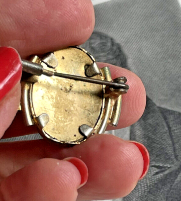 Broche Camée – Visage De Femme Antique, Profil Orienté à Droite – En Coquille Et Laiton – Occasion