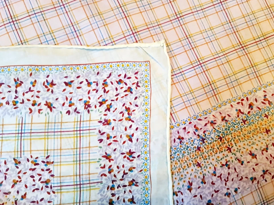 BUFANDA VINTAGE AUTÉNTICA ECO ARTE FLORAL CUADROS Y CUADROS SEDA BLANCA 28" CUADRADA Foto 4 de 4