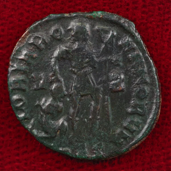 Moneda Imperio Romano Antiguo Emperador GRACIANO en Vestido Militar Arrastrando Cautivo Foto 4 de 4