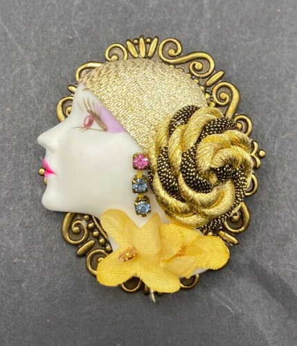 Spilla vintage porcellana dama cammeo strass metallo tono oro filigrana - Foto 13 di 19