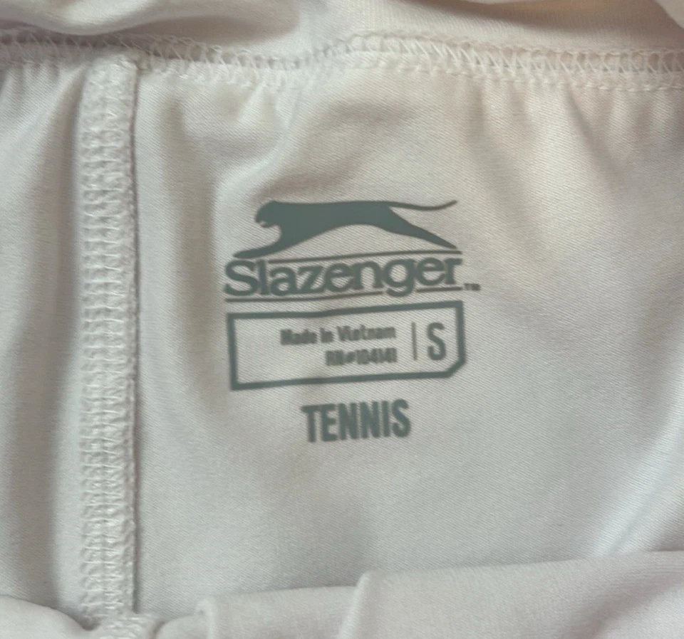 Skort de tenis Slazenger blanco y naranja con patrón para mujer talla pequeña Foto 3 de 4