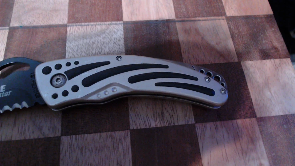 Navaja de Bolsillo Plegable Schrade Avatar SC305 con Hoja Negra Parcialmente Dentada Foto 3 de 4