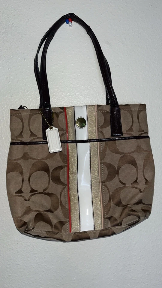 Bolso de Mano Coach F24666 Signature Multi Rayas Caqui/Vermillion Multicolor Tiene Artículos Foto 2 de 4