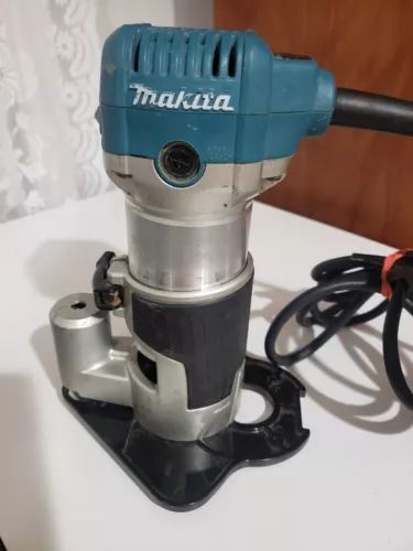 Makita RT0701C 6.5 Amp 1-1/4 HP Corded Variable Speed Compact Router