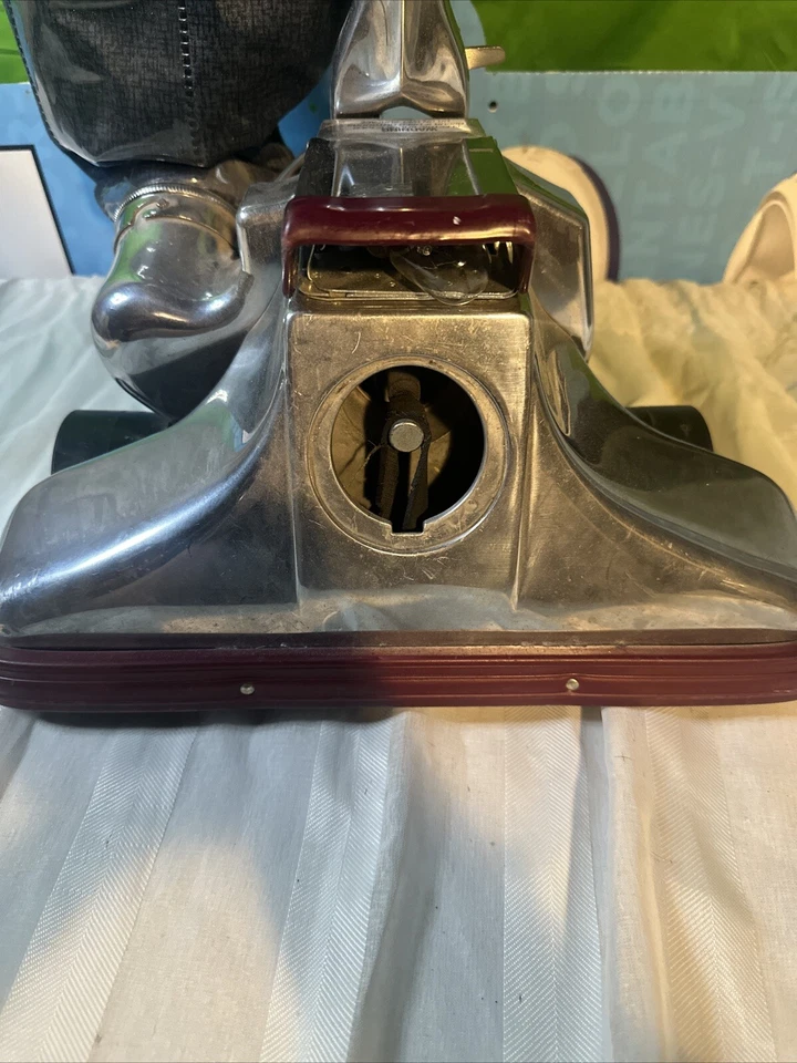 Royal Classic Edition upright vacuum - Metal - Commercial Quality - Model 9700 - Image 2 of 4