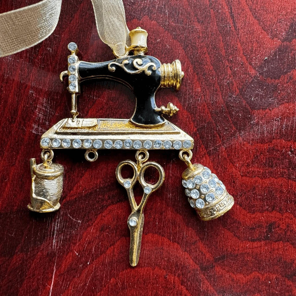Adorno para máquina de coser tono dorado con dijes y piedras Foto 2 de 4