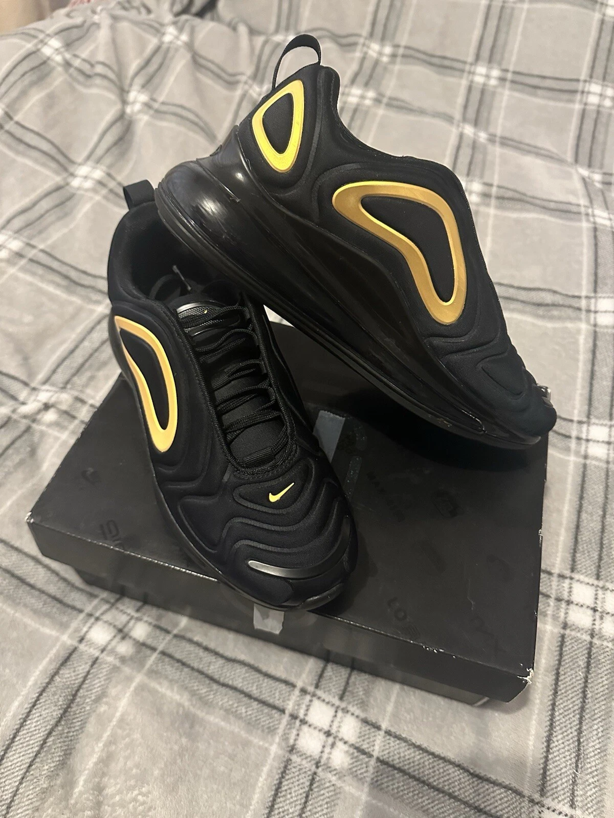 Nike Air Max 720 nere e oro ottime condizioni tenuta in modo fantastico!