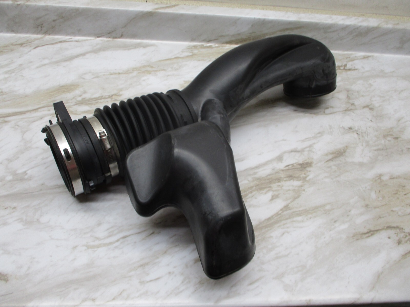 15059110 25317474 01-07 Silverado Sierra 8.1L Engine Air Intake  