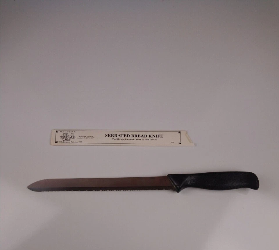 Cuchillo de pan dentado The Pampered Chef 1995 de colección mango negro Foto 3 de 4
