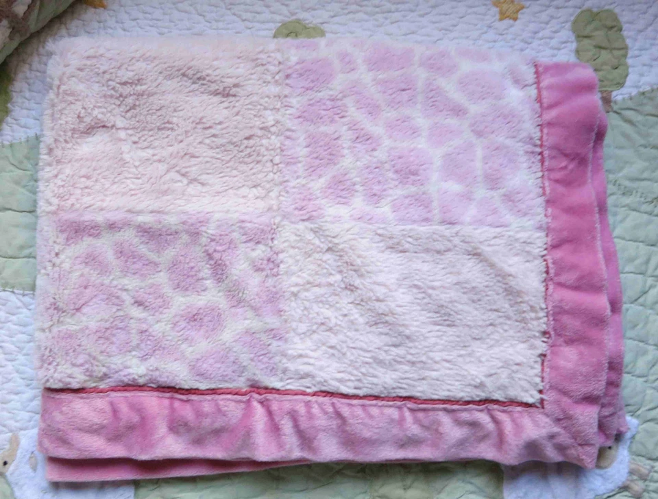 Manta mullida de felpa de poliéster rosa cuadrados con estampado de jirafa Kidsline para bebé niña usada en excelente estado Foto 2 de 2