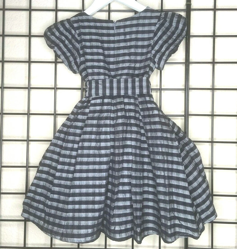 NUEVO NUEVO CON ETIQUETAS Hermoso Vestido Rayas Plateadas/Negro-Mini Tesoro Niños FELPA-RICO 5/6Y Foto 4 de 4