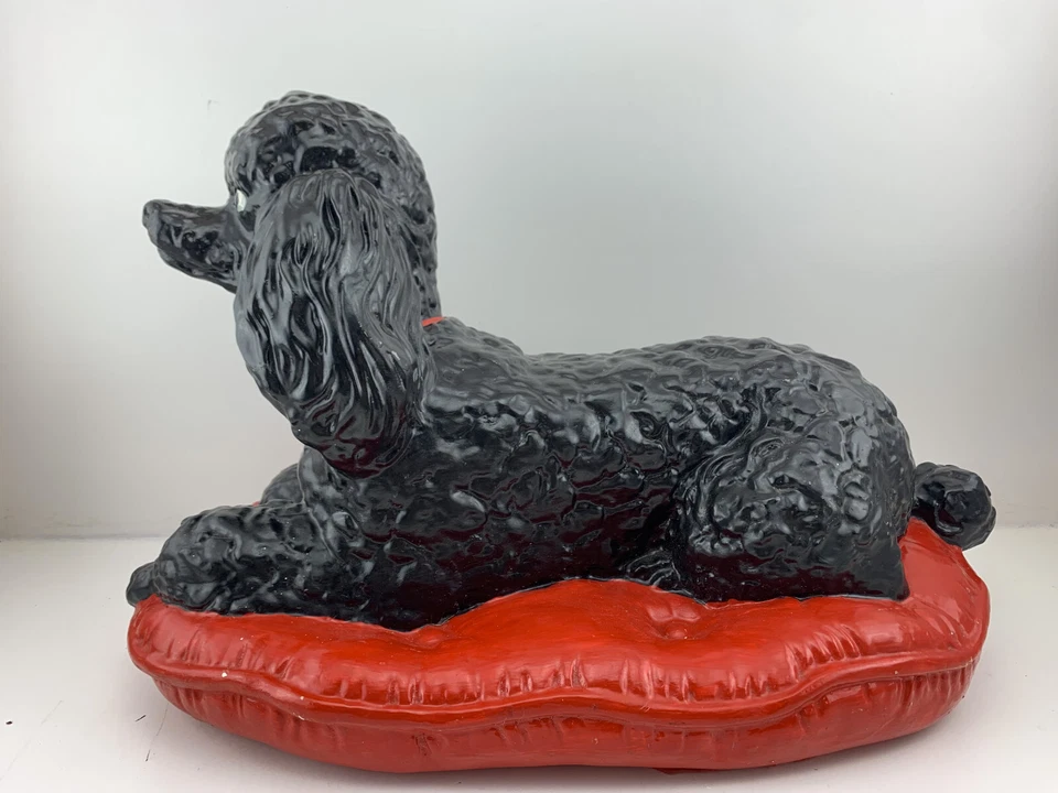 Caniche negro pintado en yeso moderno de mediados de siglo sobre una puta roja, mechón, almohada Foto 2 de 4