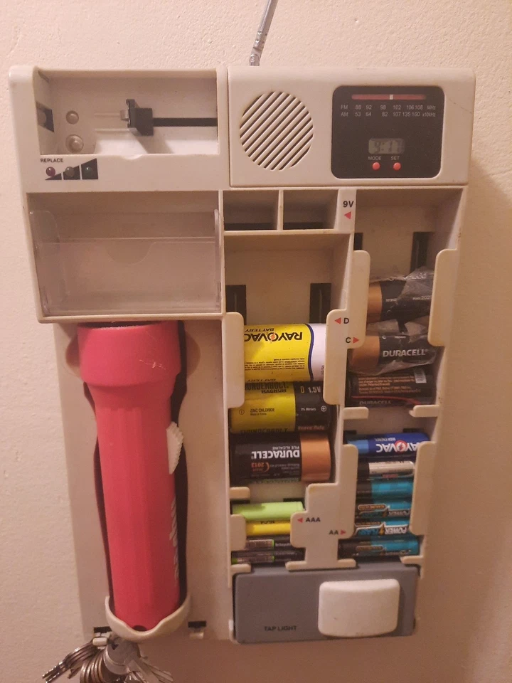 Battery Storage Caddy With Fm Radio And Battery Tester.Vintage - Image 2 of 4