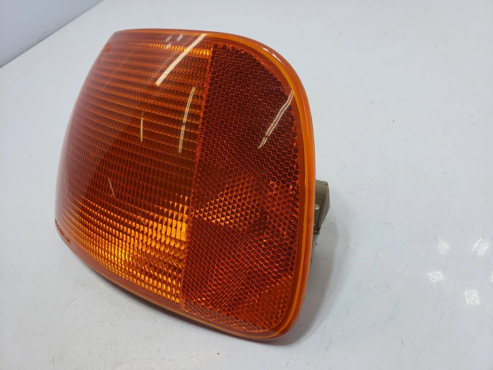 ✅ 99-03 OEM Volkswagen Eurovan GLS Front Left Driver Side Turn Signal Repeater - Image 3 of 4