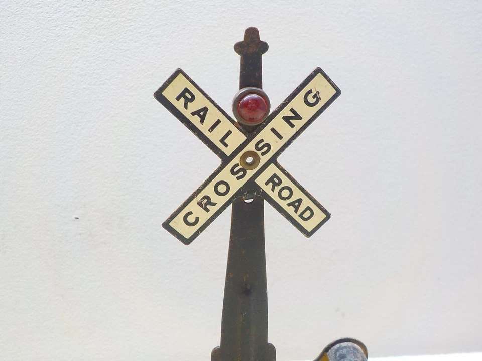 Antique MARX O guage Railroad Crossing Stop Signal with Drop Gate Untested - Image 2 of 4
