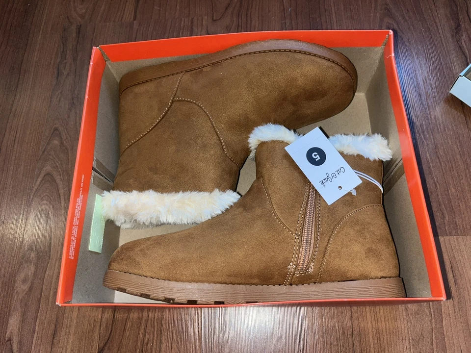 Botas de Invierno Cat & Jack Georgiana Niñas Talla 5 Castaño Imitación Piel de Oveja Forradas Foto 3 de 4