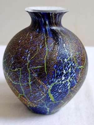 SCHÖNE MUNDGEBLASENE GLASVASE MIT EMAILLE GLASÜBERFANG. M4308