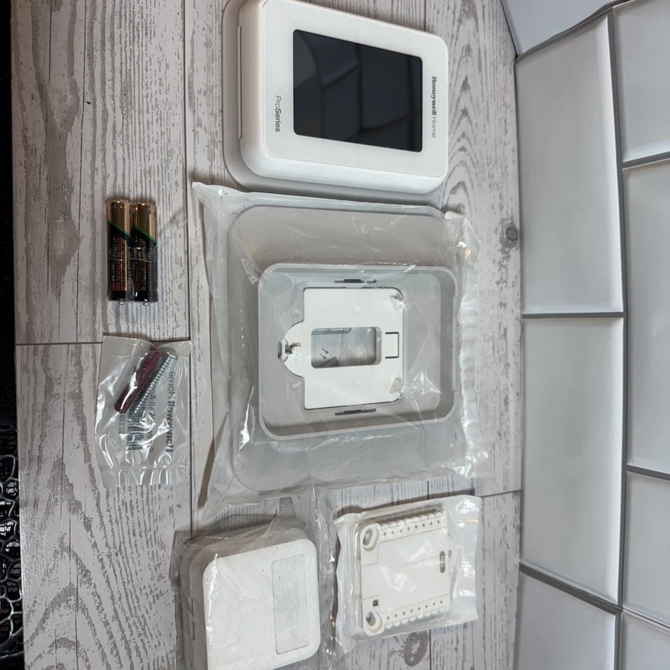Honeywell T10 Pro Smart Thermostat With Sensor THX321WFS2001W Open box. New! - Image 2 of 4
