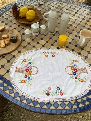 Französisches Vintage handbesticktes Tisch Mittelstück/Tischset mit Blumenkorb