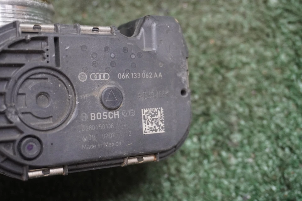 Corpo do acelerador 2015 2017 Volkswagen Jetta 1.8L fabricante de equipamento original 06K133062E - Imagem 4 de 4