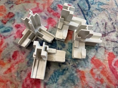 Sindy Pedigree Puppenhaus Ersatzteile Struktur Eckbeschläge x 4