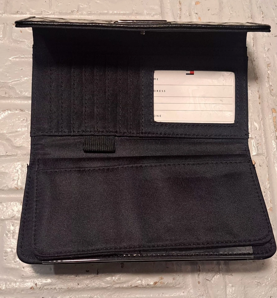 Cartera de chequera Tommy Hilfiger para mujer triple negra y crema monograma (F) Foto 4 de 4