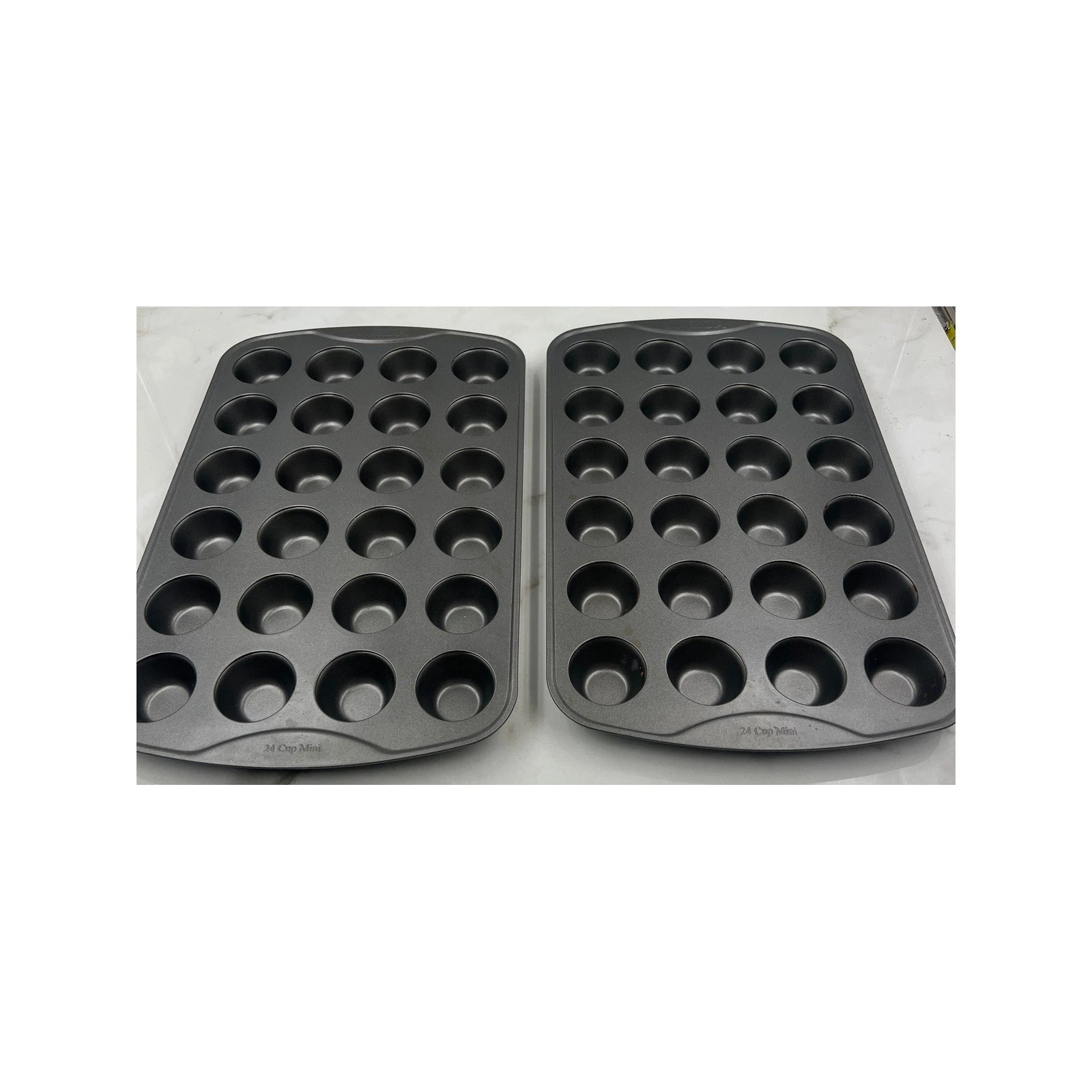 Oneida 24 Cup Mini Muffin Pan Set of 2 Non-Stick Carbon Steel Gray Baking Sheets
Opens in a new wind