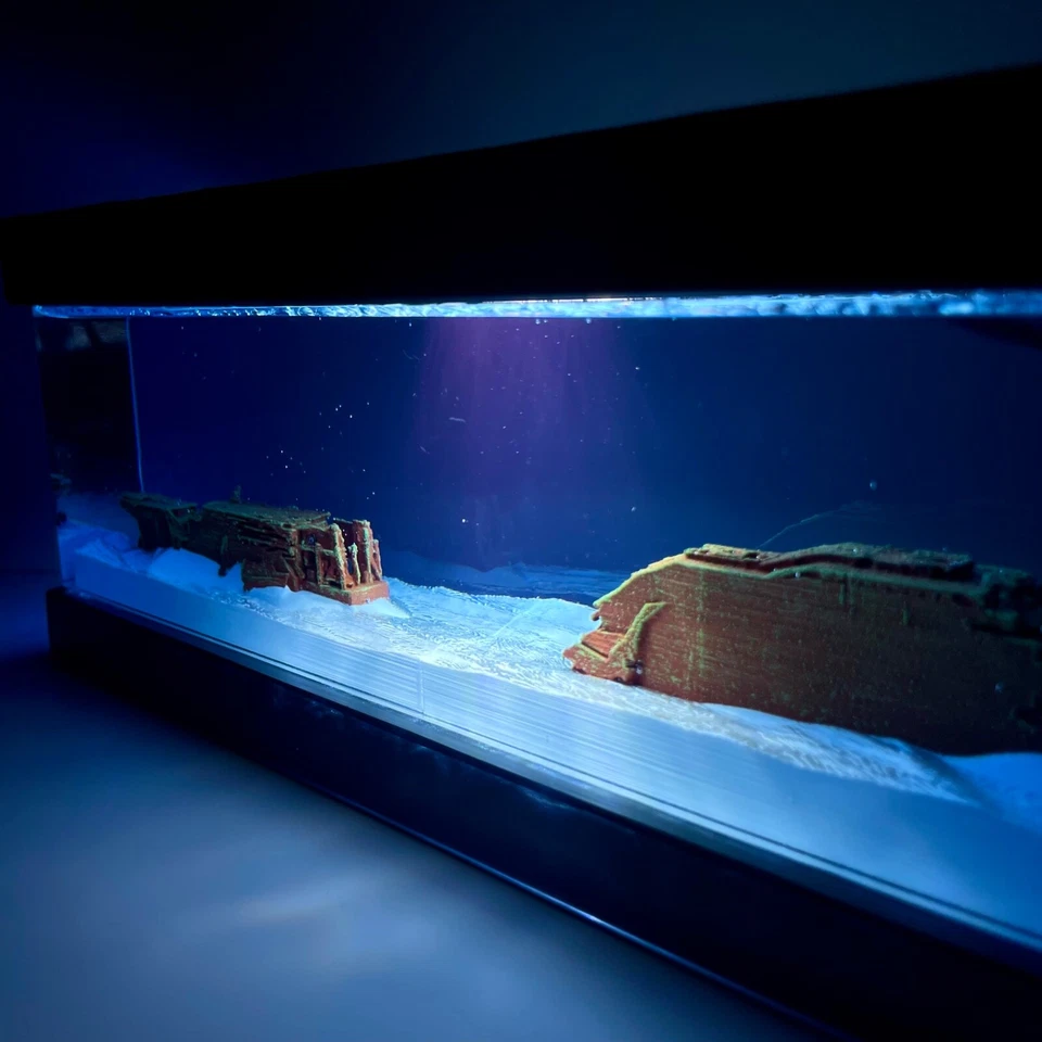 Diorama y luz nocturna de naufragio submarino Titanic hecho a mano - arte en resina epoxi Foto 4 de 4