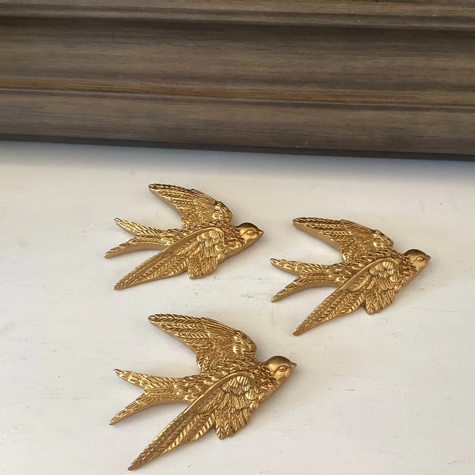 Juego de 3 golondrinas decoración pared pájaro resina dorada 3D acento colgante pared escultura Foto 2 de 4