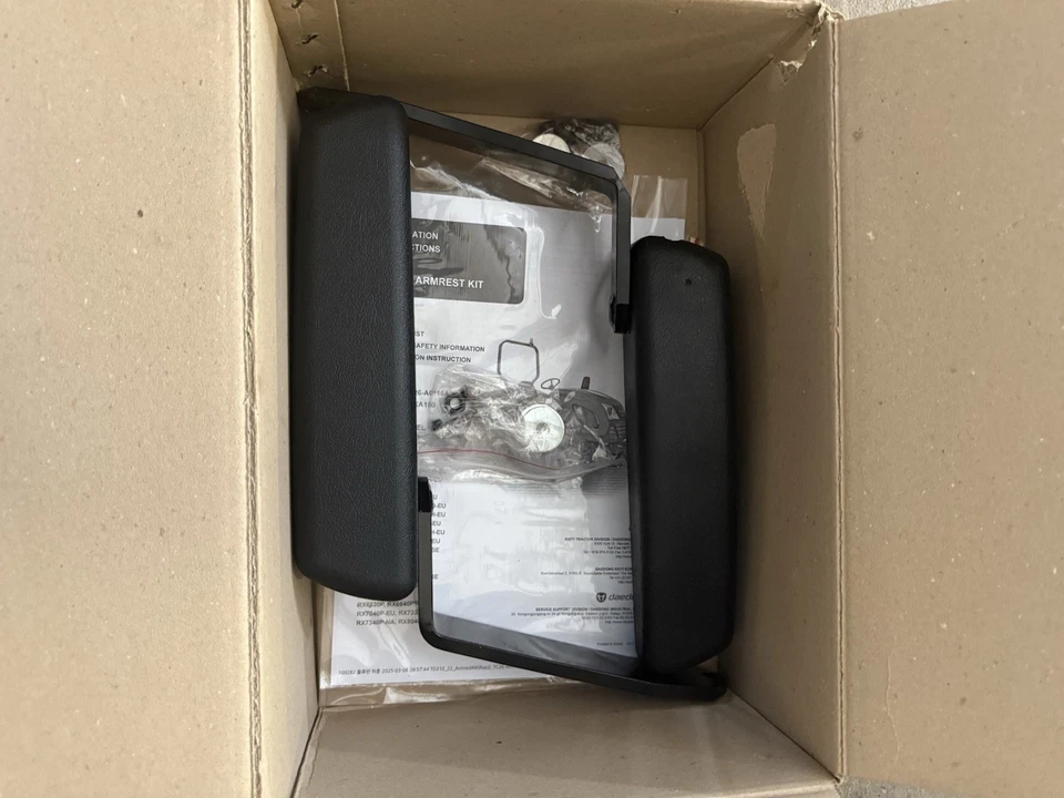 DKA150 - Reposabrazos KIOTI tractor Foto 2 de 3