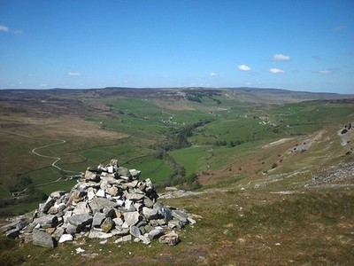 Photo 6x4 Pile of stone, Fremington Edge Reeth/SE0399 Looking west up Ar c2017