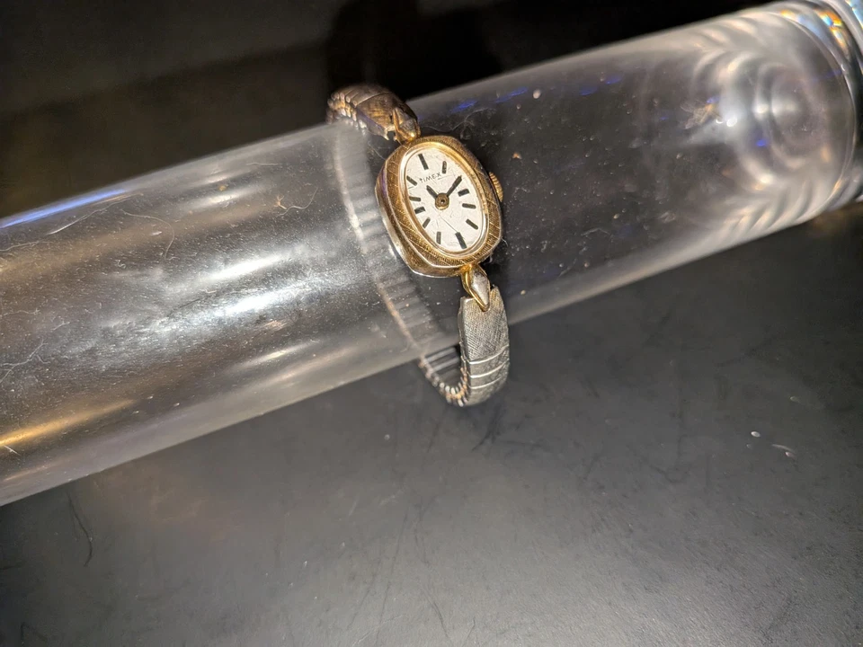 Reloj de pulsera Timex vintage con correa elástica dorada y plateada para mujer Foto 2 de 4