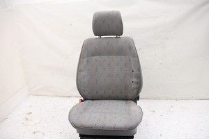 Fahrersitz vorn links VW T4 Bus 701881405R Sitzbezug beschädigt 09-2001