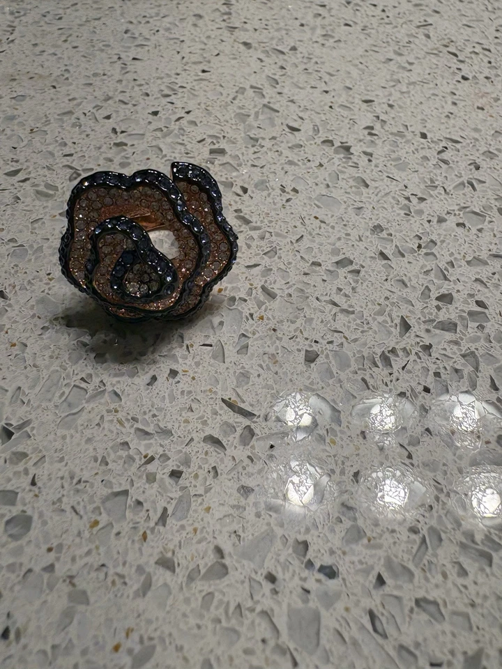 Anel Park Lane camélia tom ouro rosa tamanho 8 Euc aro roxo flor pavê cristais - Imagem 4 de 4