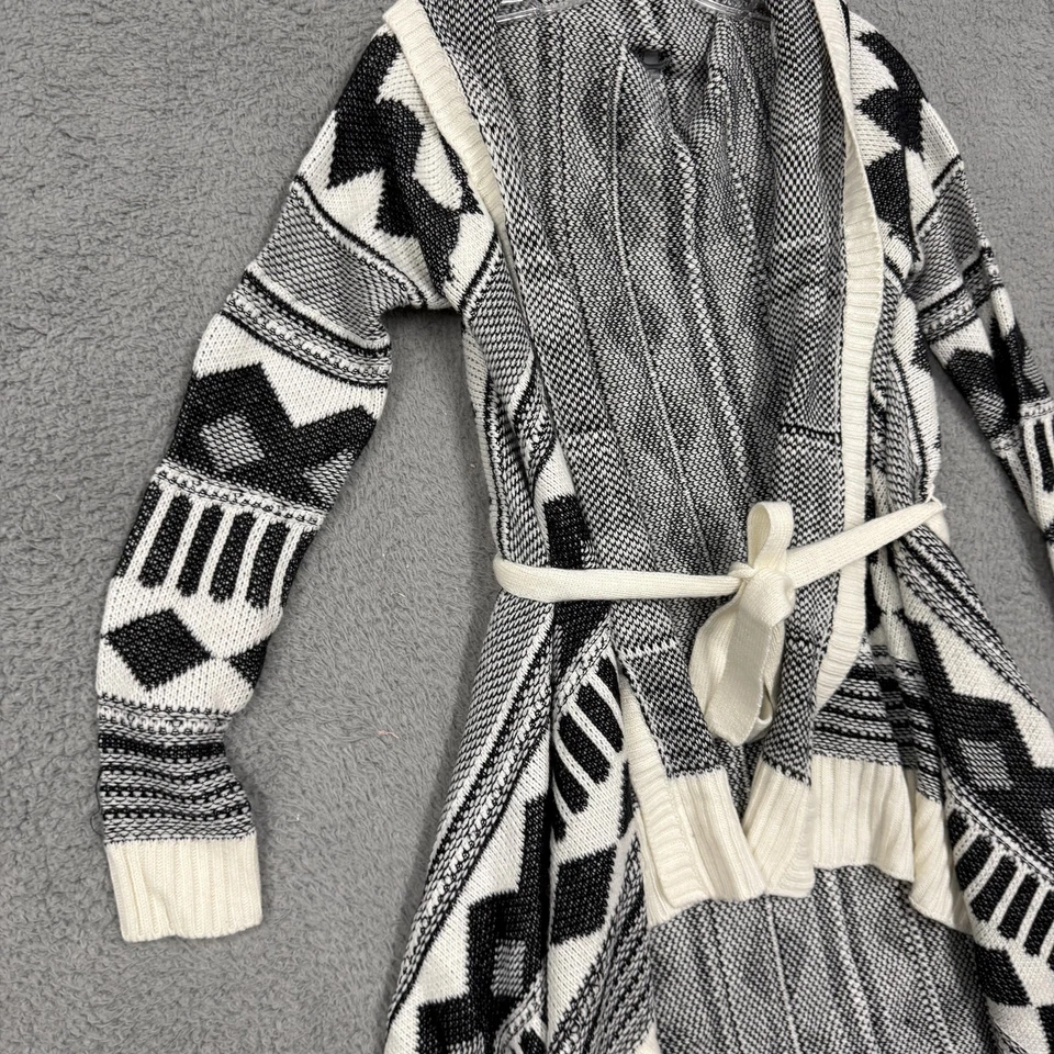 Cárdigan suéter Charlotte Russe para mujer mediano negro blanco tejido azteca con cinturón Foto 2 de 4