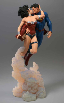 DC Comics Jim Lee Superman/Wonder Woman THE KISS STATUE Full Size Light Damage