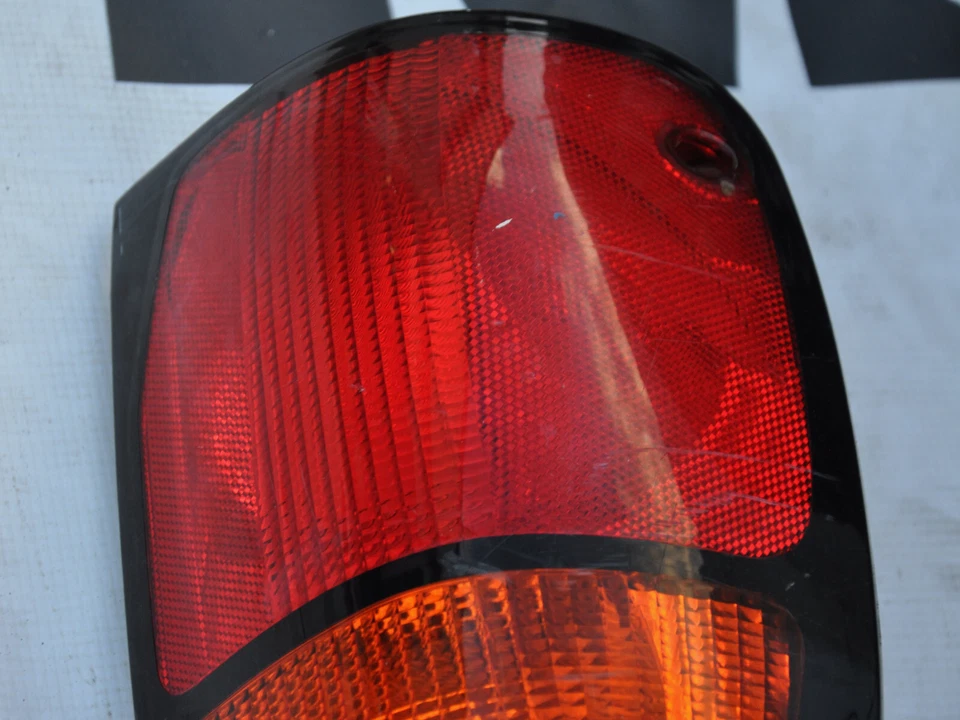 1995 Mazda B2300 2,3 л правый задний фонарь объектив RH задний фонарь царапины б/у TYC - Изображение 2 из 4