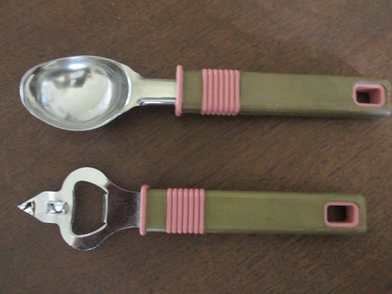 ICE CREAM SCOOP & BOTTLE CAN OPENER SET RETRO PINK & BROWN MADE IN HONG KONG