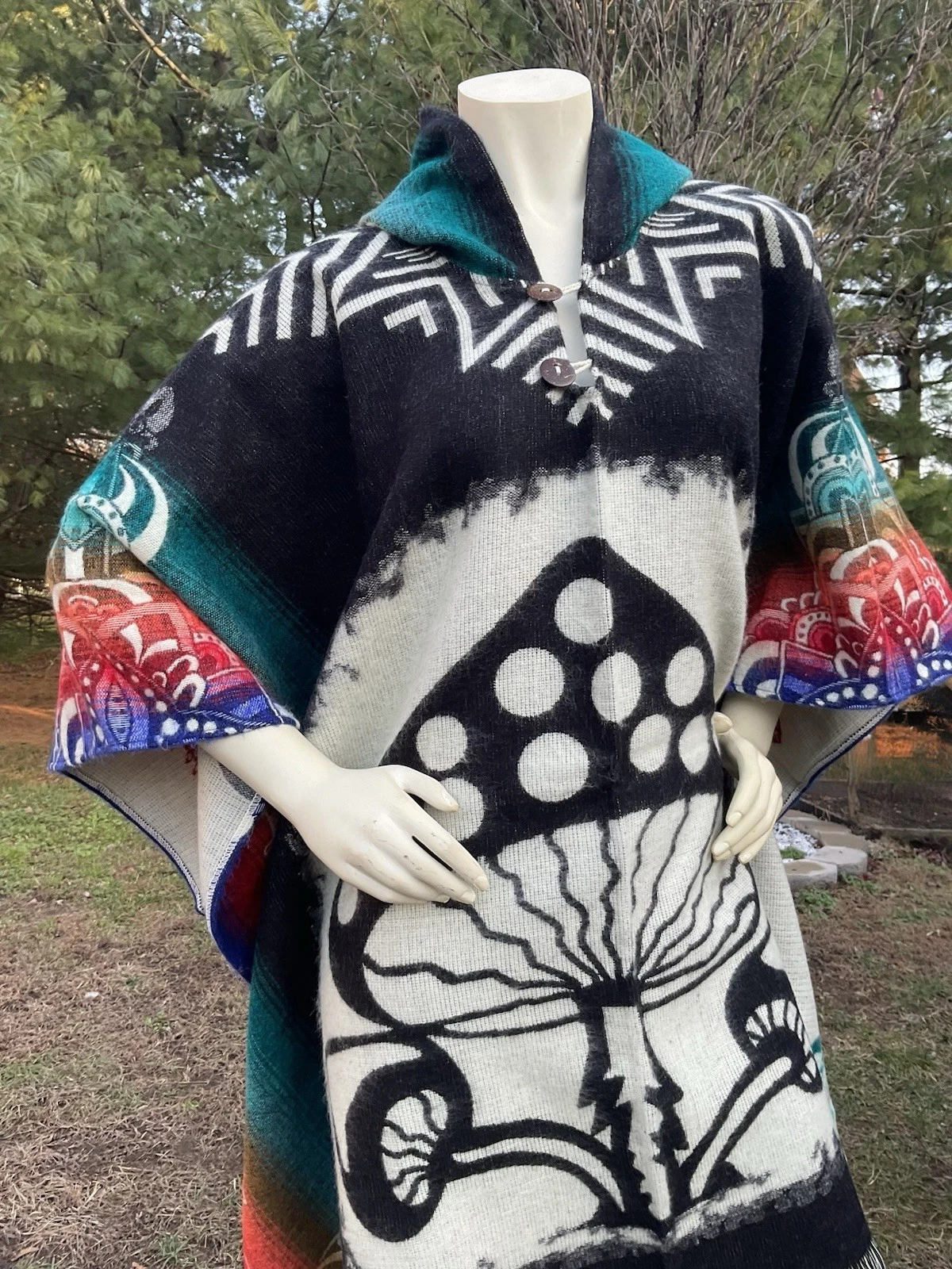 HANDMADE ALPACA WOOL PONCHO, Unisex Black Mushroom, Soft & Warm, Made In Ecuador
Opens in a new wind