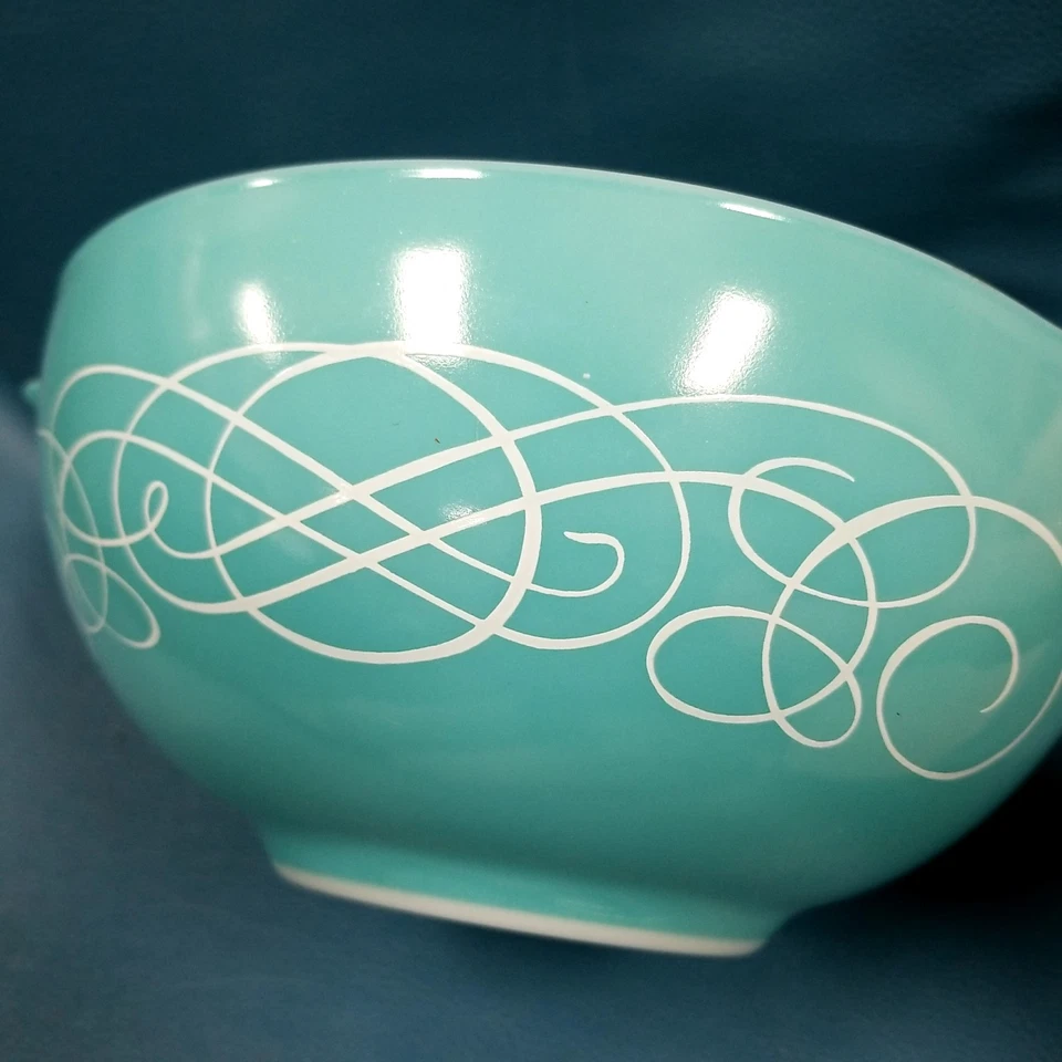 VTG PYREX SCROLL Turquoise 2.5 QT Cinderella Mixing Bowl 4432 USA Ovenware - Image 4 of 4
