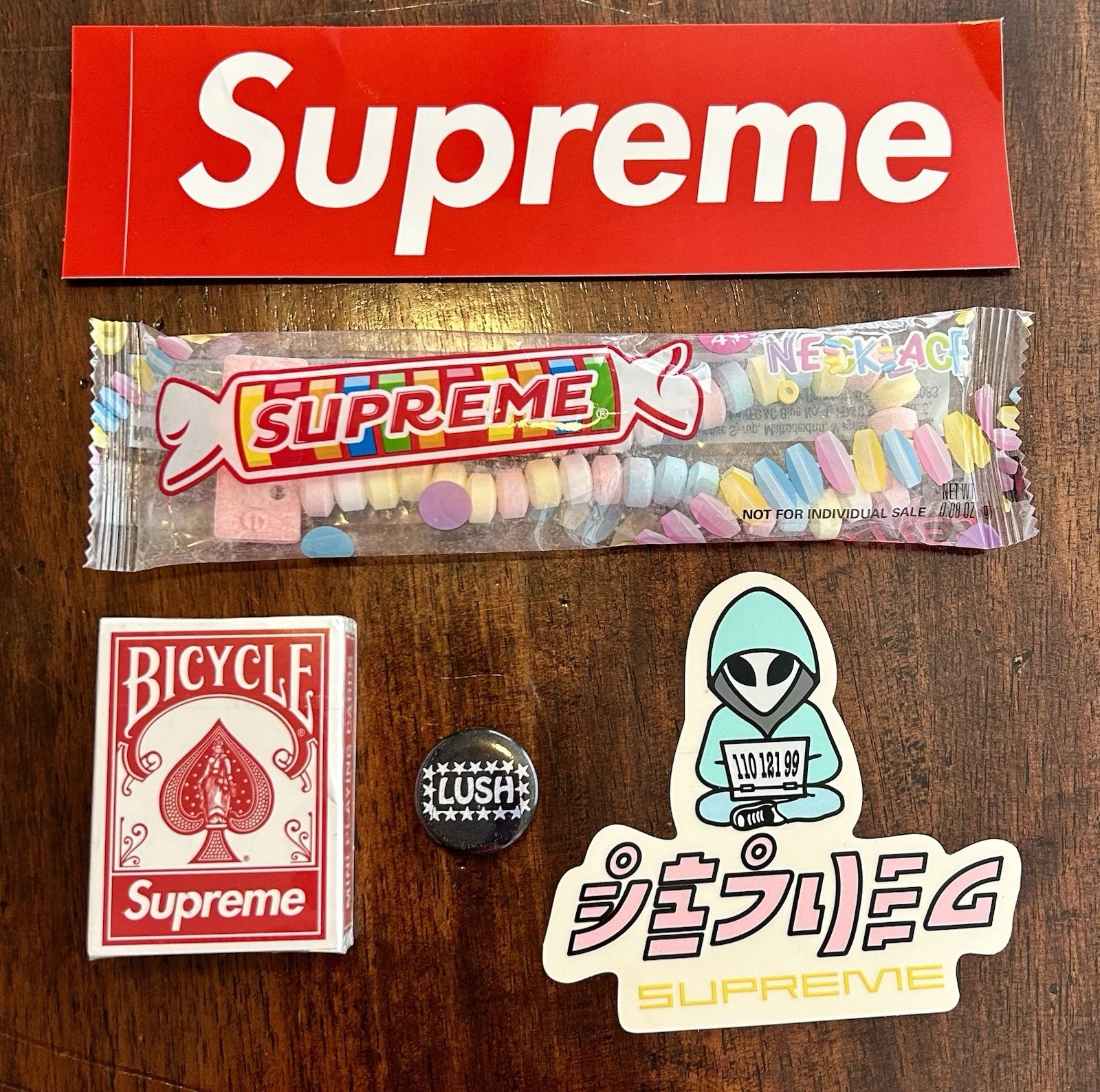 Lot d'accessoires Supreme (épingle à bouton luxuriant/BLK, collier Supreme/Smarties Candy et.